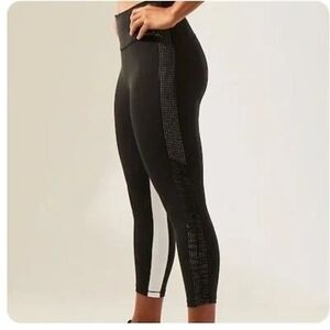 Athleta Hit It Mesh Capri Supportive Compression Moisture Wicking Leggings Sz M